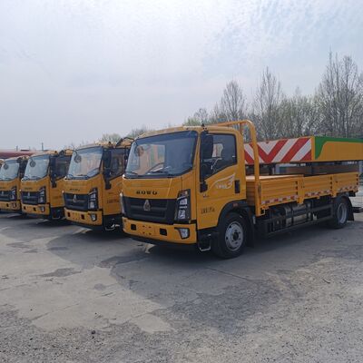 HOWO 4×2 Crash Cushion Truck mit mehrschichtiger Stahlenergieabsorbierender Struktur Hydraulisches Hebesystem und LED-Warnleuchten für die Straßenverkehrssicherheit