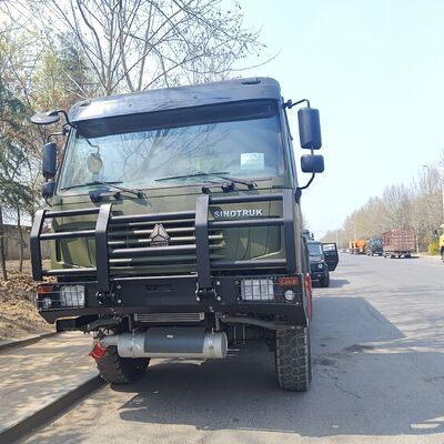 HOWO 8×8 60000L Kraftstoffbehälter mit 371 PS Motor für den Transport von Schwerkraftstoff