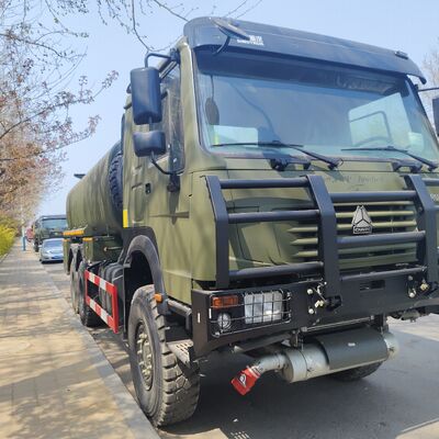 HOWO 6x6-Kraftstofftankwagen mit 6x6-Allradantrieb, 15.000 l – 25.000 l Fassungsvermögen und SINOTRUK-Dieselmotor für den Kraftstofftransport im Gelände