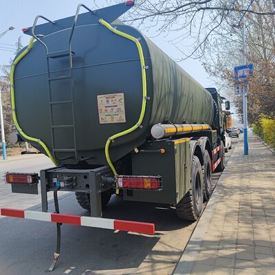HOWO 6x6-Kraftstofftankwagen mit 6x6-Allradantrieb, 15.000 l – 25.000 l Fassungsvermögen und SINOTRUK-Dieselmotor für den Kraftstofftransport im Gelände