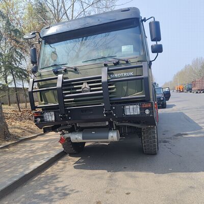 HOWO 6x6-Kraftstofftankwagen mit 6x6-Allradantrieb, 15.000 l – 25.000 l Fassungsvermögen und SINOTRUK-Dieselmotor für den Kraftstofftransport im Gelände