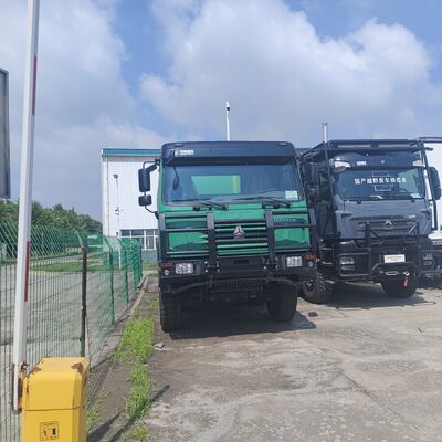 HOWO 6×4 Wasserbehälter mit 20.000 L Kapazität, 371 PS Motor und Kohlenstoffstahlbehälter zur Straßenreinigung und Staubbekämpfung