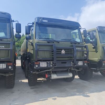 HOWO 8×8 Tankwagen mit 30000L Kapazität und 371 PS-Motor für den Transport von Schwerkraftstoffen
