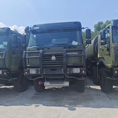 HOWO 8×8 Tankwagen mit 30000L Kapazität und 371 PS-Motor für den Transport von Schwerkraftstoffen