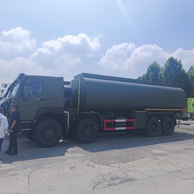 HOWO 8×8 40 000 L Kraftstoffbehälter mit 371 PS Motor und 8×8 Allradantrieb für den Transport schwerer Kraftstoffe