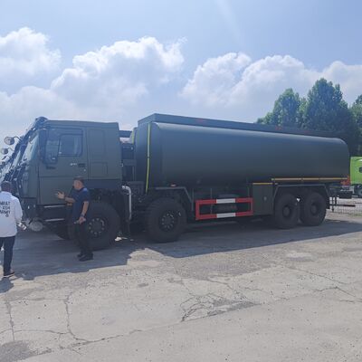 HOWO 8×8 45.000L-Kraftstofftankwagen mit 371-PS-Motor und 8×8-Allradantrieb für den schweren Kraftstofftransport