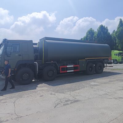 HOWO 8×8 40 000 L Kraftstoffbehälter mit 371 PS Motor und 8×8 Allradantrieb für den Transport schwerer Kraftstoffe