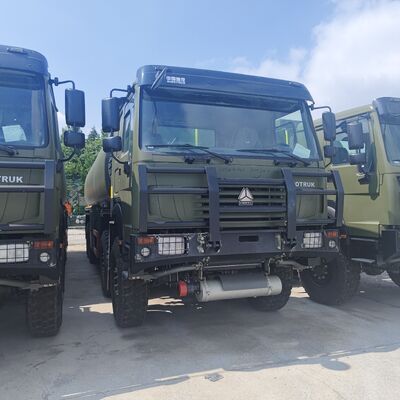HOWO 8×8 40 000 L Kraftstoffbehälter mit 371 PS Motor und 8×8 Allradantrieb für den Transport schwerer Kraftstoffe