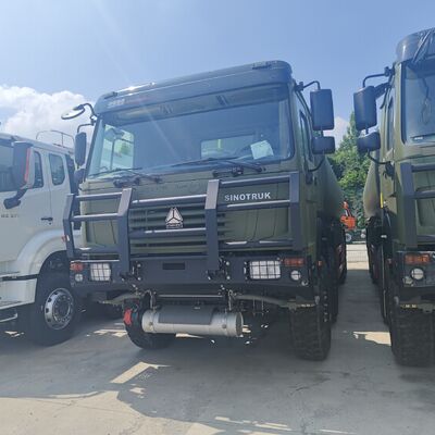 HOWO 8×8 40 000 L Kraftstoffbehälter mit 371 PS Motor und 8×8 Allradantrieb für den Transport schwerer Kraftstoffe