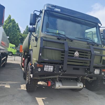 HOWO 8×8 Tankwagen mit 30000L Kapazität und 371 PS-Motor für den Transport von Schwerkraftstoffen