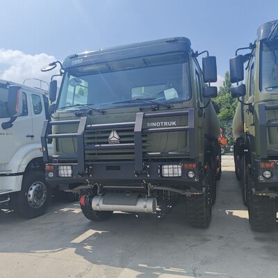 HOWO 8×8 Tankwagen mit 30000L Kapazität und 371 PS-Motor für den Transport von Schwerkraftstoffen