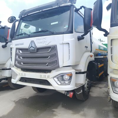 HOWO NX 6×4 CNG-Tankwagen mit 400 PS-Motor und einer Kapazität von 30.000 L für den Transport von Diesel und Benzin