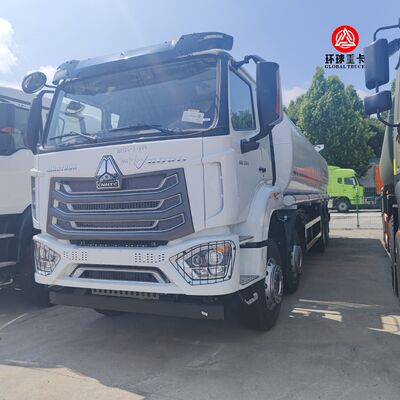 HOWO NX 8x4 30000L Kraftstofftankschwerkraftwagen Diesel Bowser-Lkw für den Transport von Kraftstoff in Kenia