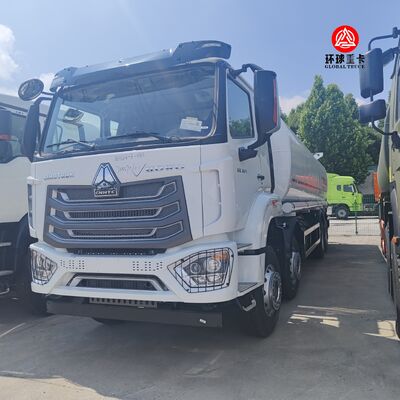 HOWO NX 8x4 30000L Kraftstofftankschwerkraftwagen Diesel Bowser-Lkw für den Transport von Kraftstoff in Kenia