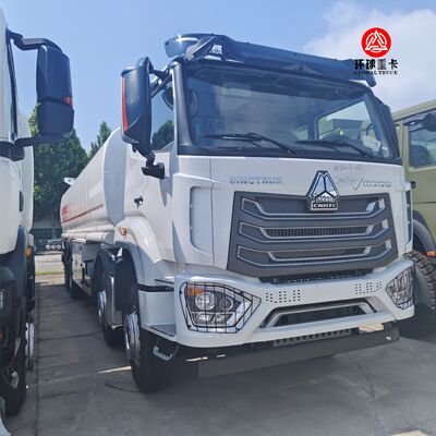 HOWO NX 8x4 30000L Kraftstofftankschwerkraftwagen Diesel Bowser-Lkw für den Transport von Kraftstoff in Kenia