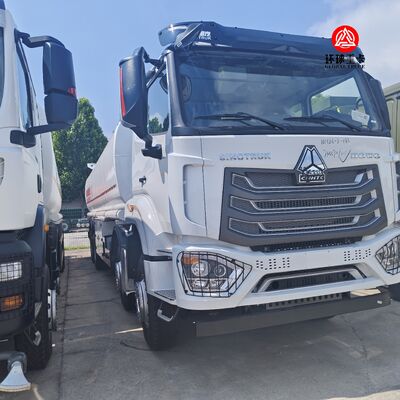 HOWO NX 8x4 30000L Kraftstoffbehälter-Lkw Schwerlast-Diesel-Bowser-Lkw für Zambia Bergbau und Treibstoffverteilung