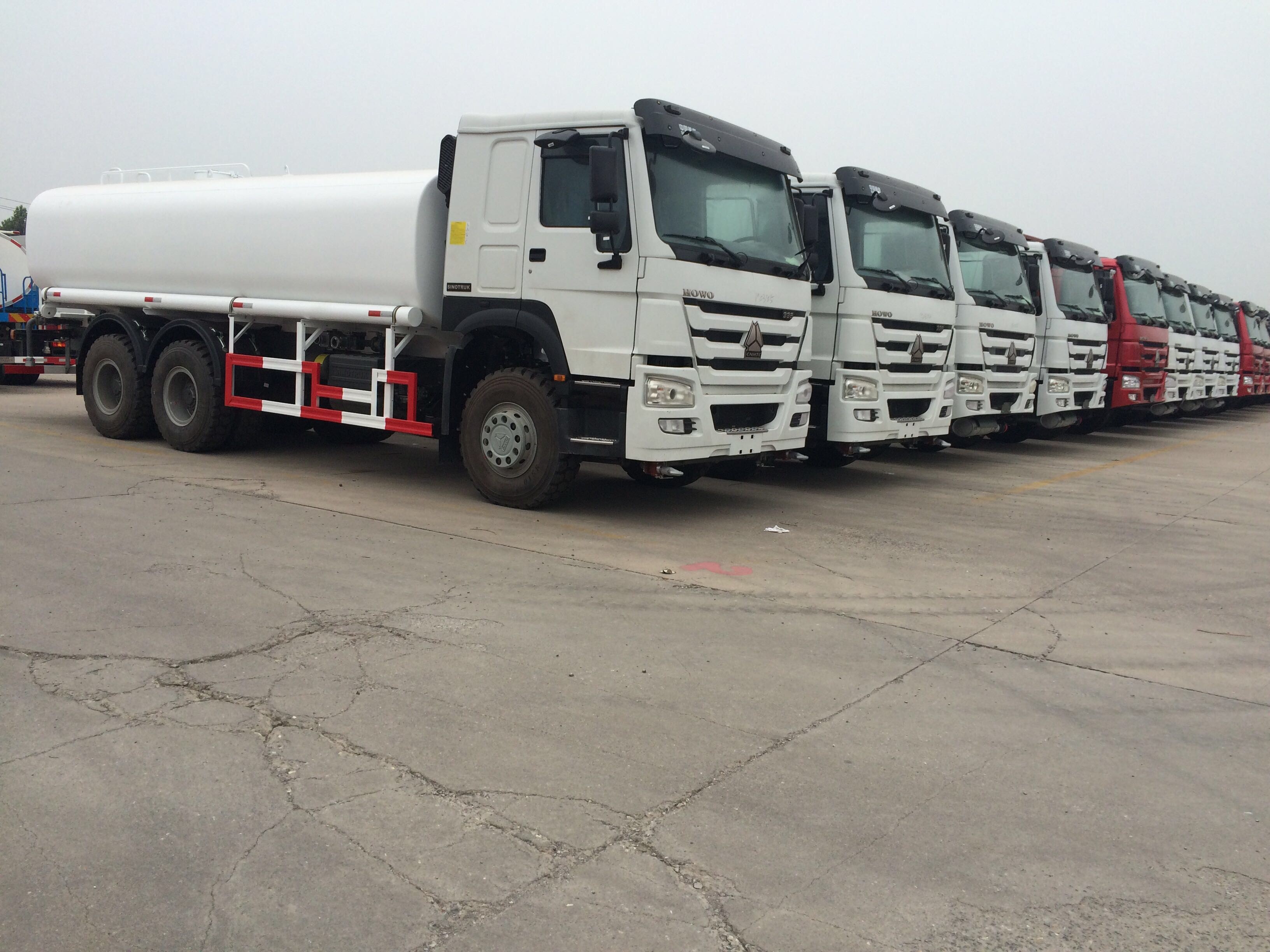 SINOTRUK HOWO 28000L RHD Tankwagen 8x4 6x4 Antrieb 12 Reifen