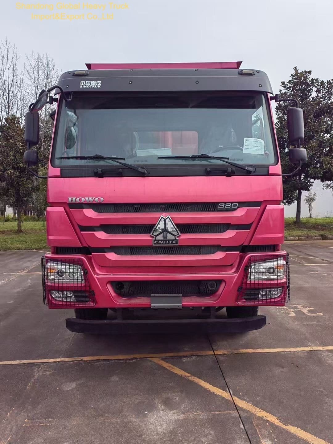 Schwerlast-HOWO-Dump-Truck mit verstärktem Stahlchassis, U-förmigem Ladekörper und HYVA-Front-Lifting-Hydrauliksystem