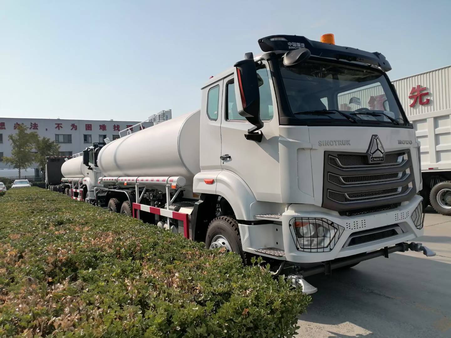 Brandneuer Sinotruk HOWO TX/NX 6×4 Sprinkler-Tankwagen mit 20t Ladekapazität und Edelstahlbehälter