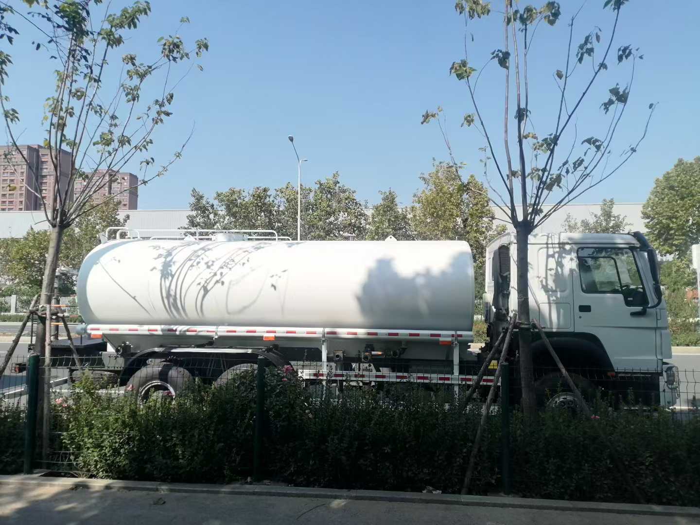 HOWO Wassertankwagen mit 21-30t Ladekapazität und Sinotruk HOWO Chassis für zuverlässigen Wassertransport und -bewässerung