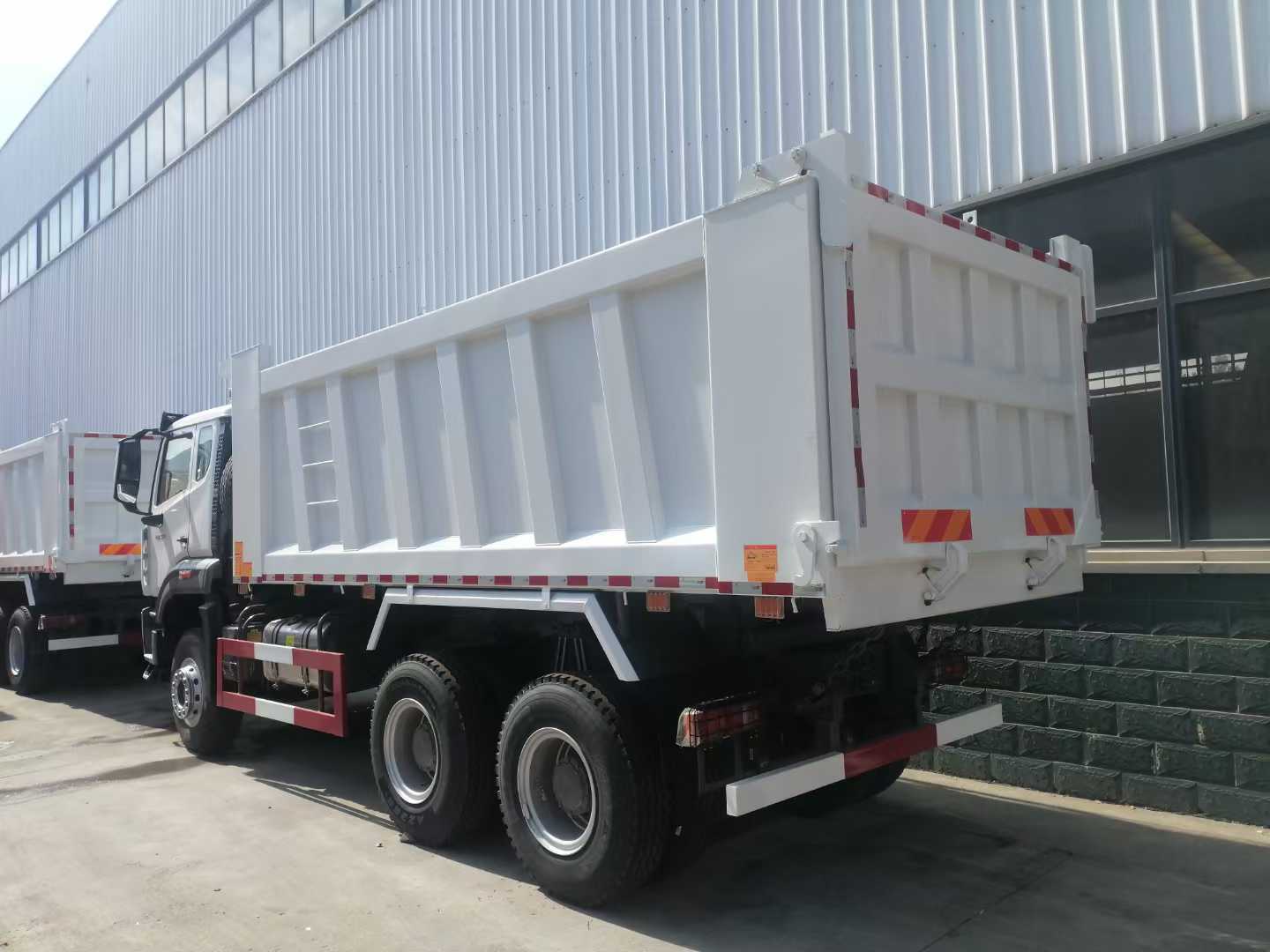 China Sinotruk HOWO Gebraucht 371/375PS 8x4 Rechtslenker Mini-Muldenkipper