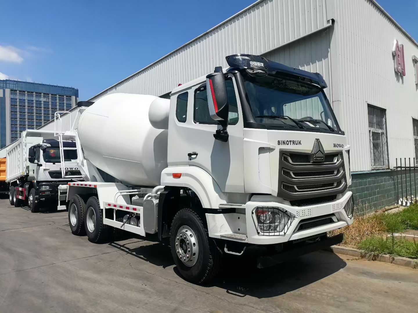Neuer Sinotruk HOWO 8X4 Betonmischer-LKW mit >400 PS maximaler Leistung und Euro 2/3 Emissionsstandard