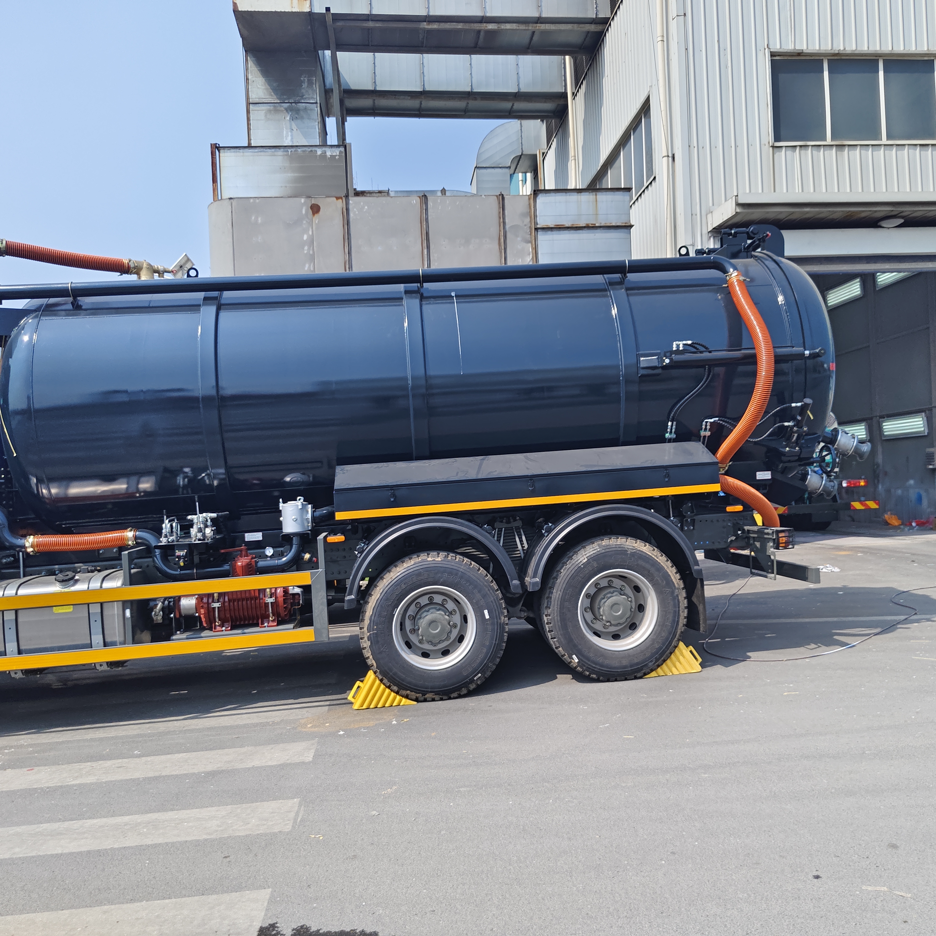 HOWO 15CBM Vakuum-Abwassersauger mit 6×4-Antrieb und hydraulischer Ableitung zur Reinigung von Septiktanks