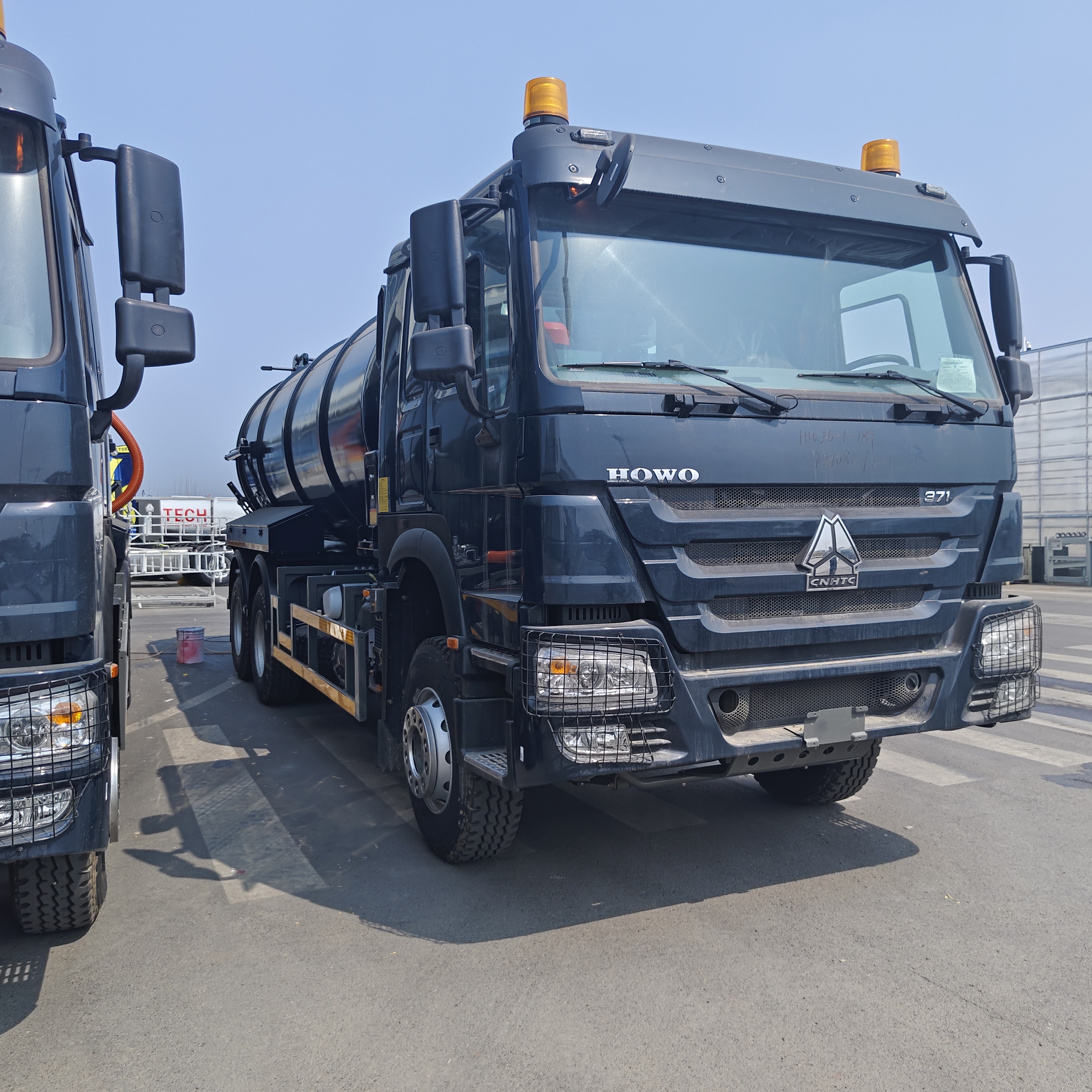 HOWO 15CBM Vakuum-Abwassersauger mit 6*4 Antriebsrad und Dieselkraftstoff zur Reinigung von Septiktanks und zum Transport von Schlamm