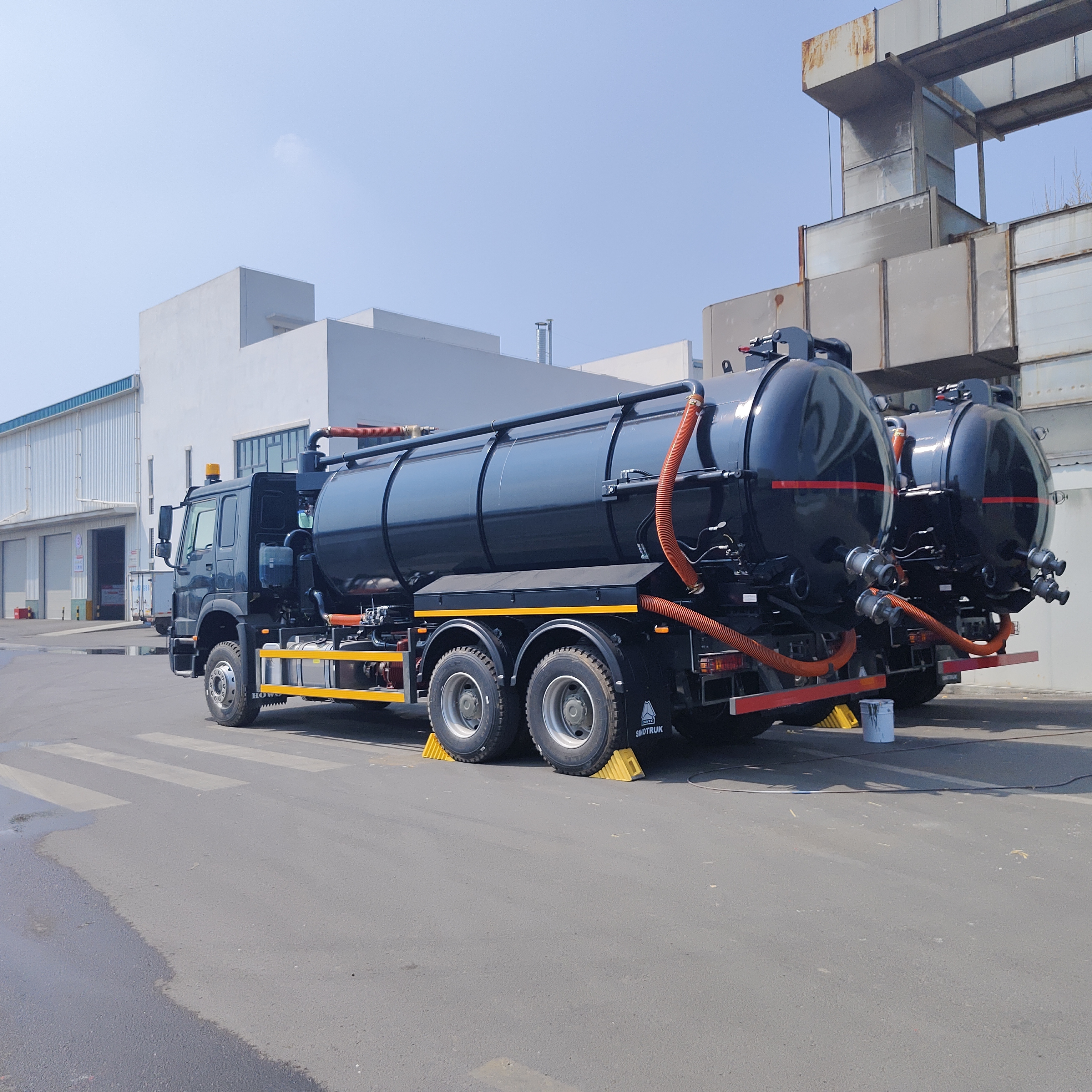 HOWO 15CBM Vakuum-Abwassersauger mit 6×4 Antrieb und 266 PS Motorleistung für die Reinigung von kommunalen und industriellen Abfällen