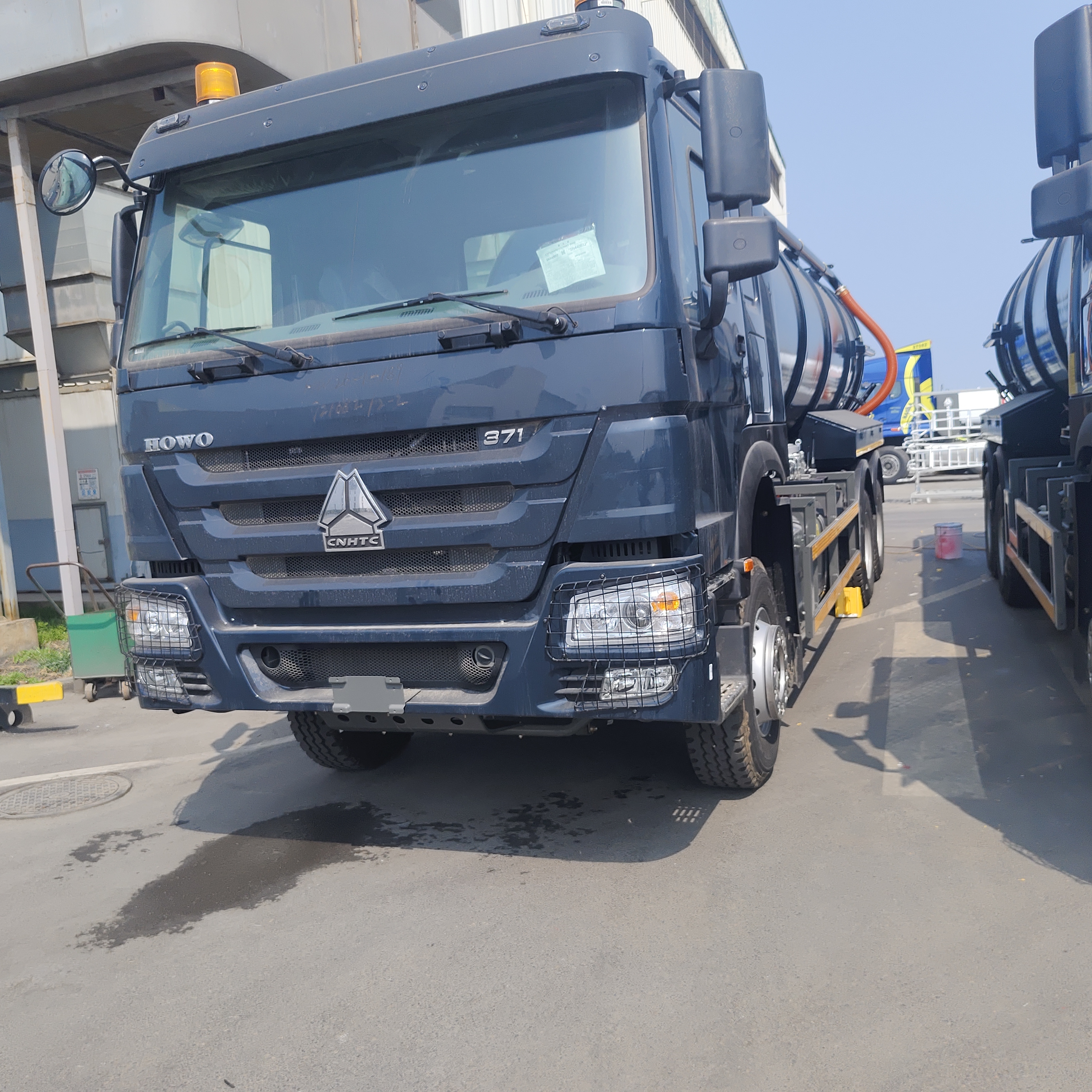 HOWO 15CBM Vakuum-Abwassersauger mit 371 PS und 6×4 Antriebsrad zur Reinigung von Industrieabfällen