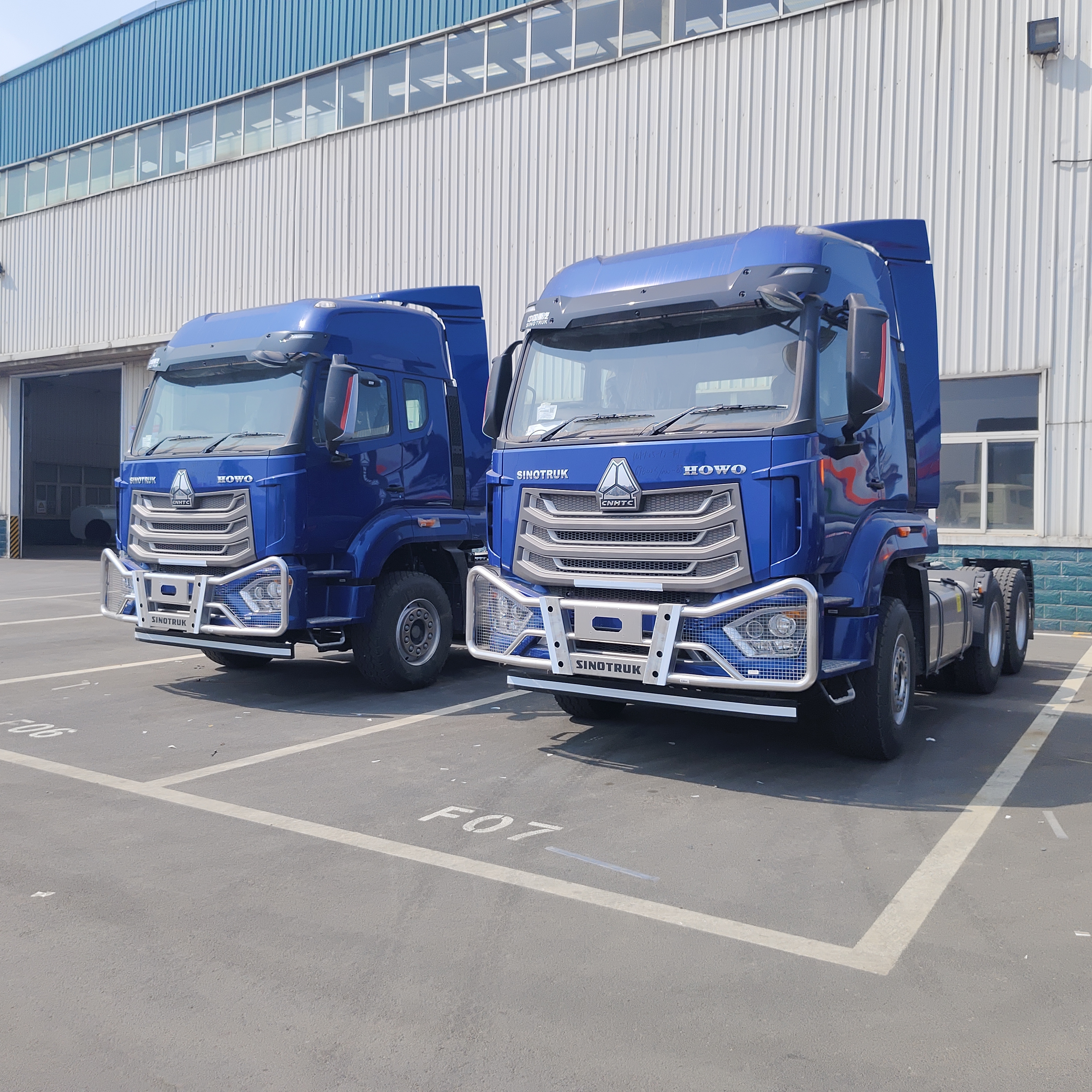 HOWO NX Traktorfahrzeug mit 6×4 Antriebsrädern, schwerer Dieselmotor und Hochdach-Schlafsack für Bergbau und Fernfracht