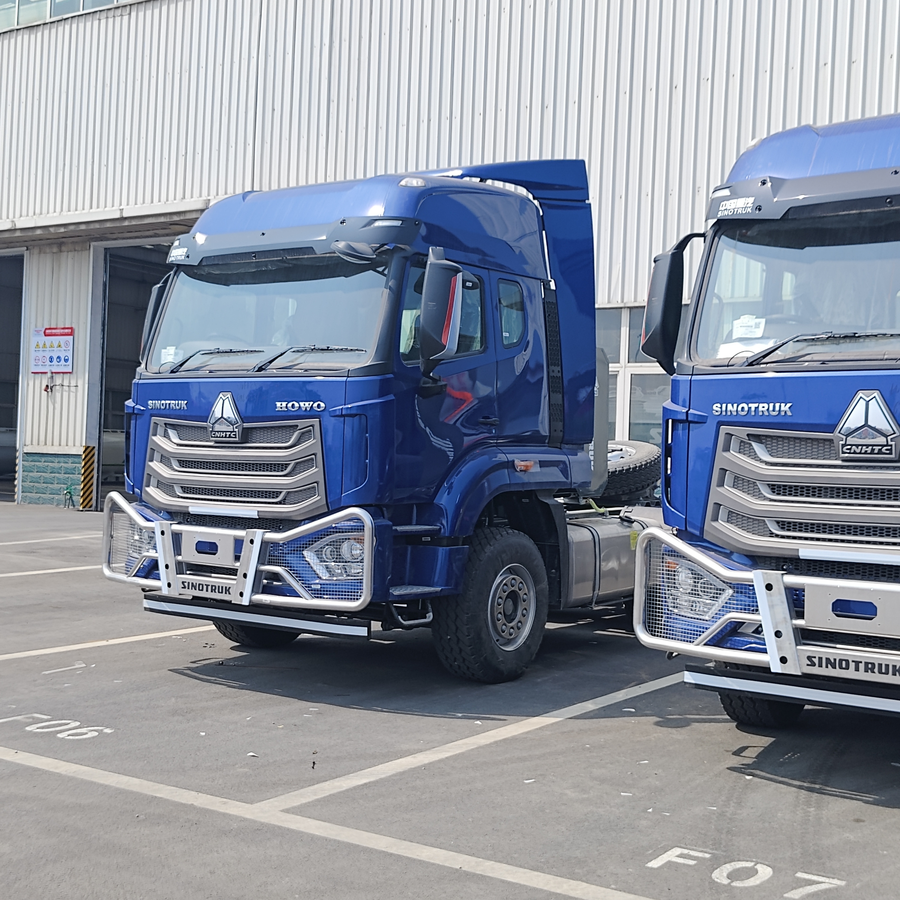HOWO NX 6×4 Traktorfahrzeug mit 380 PS Motor und schwerer Blattfederfederfeder für den Transport schwerer Güter