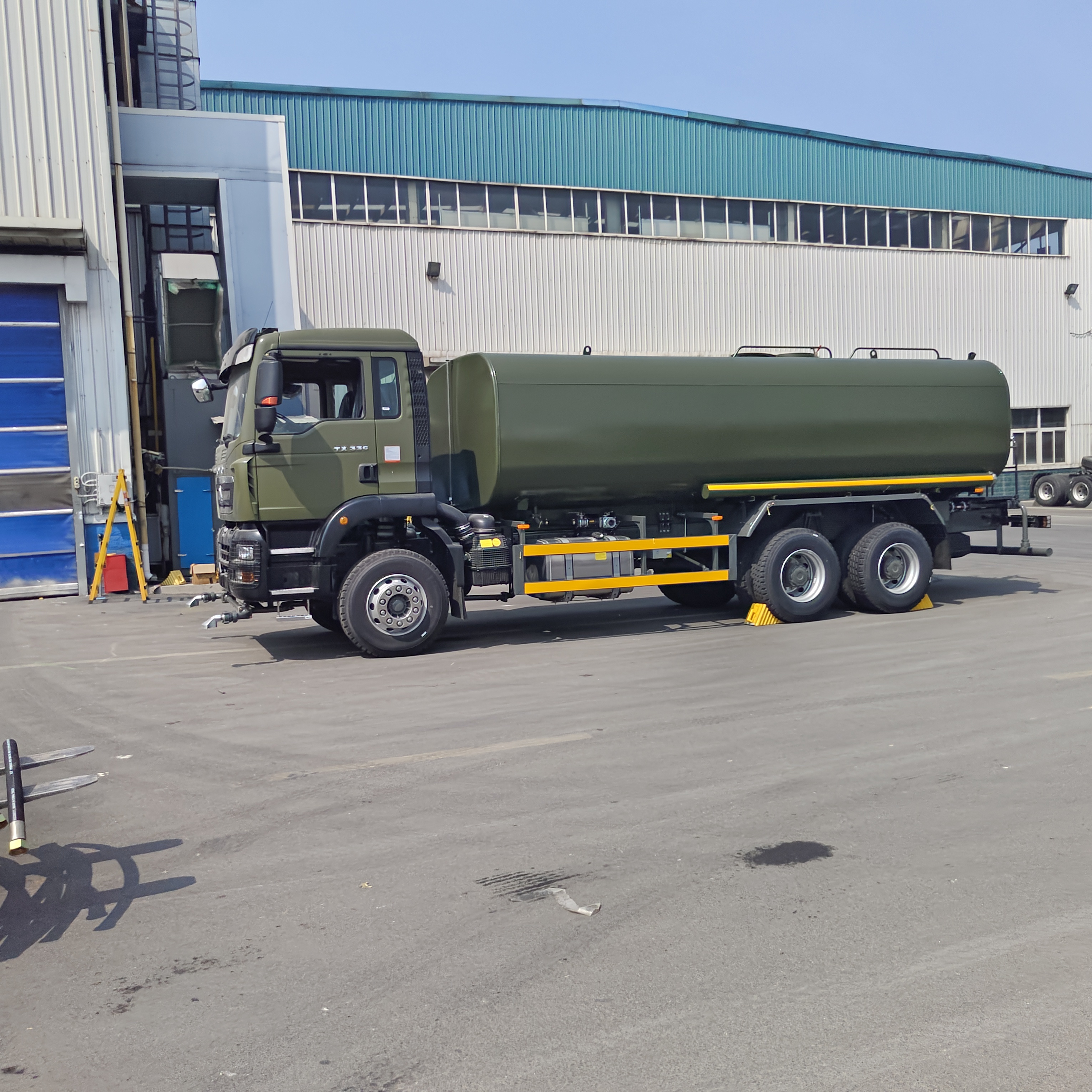 HOWO TX 6×4 Wasserbehälter mit 20 Tonnen Nutzlast nach Euro 2 Emissionsstandard und > 16 m Spritzfläche zur Staubbekämpfung und kommunaler Reinigung