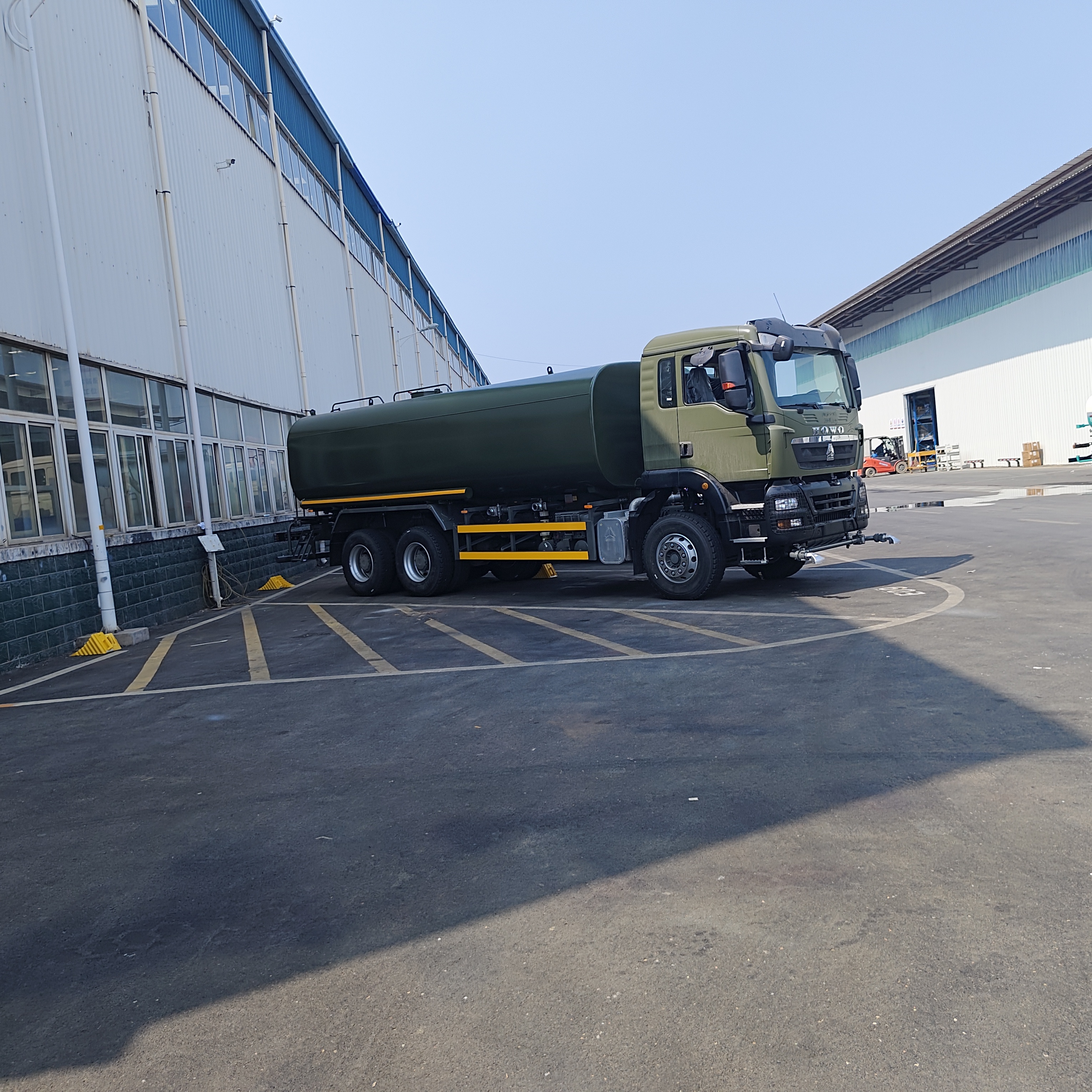 HOWO TX 6×4 Wassertankwagen mit 20 Tonnen Nutzlast und Euro 2-Abgasnorm für Straßenreinigung und Staubkontrolle