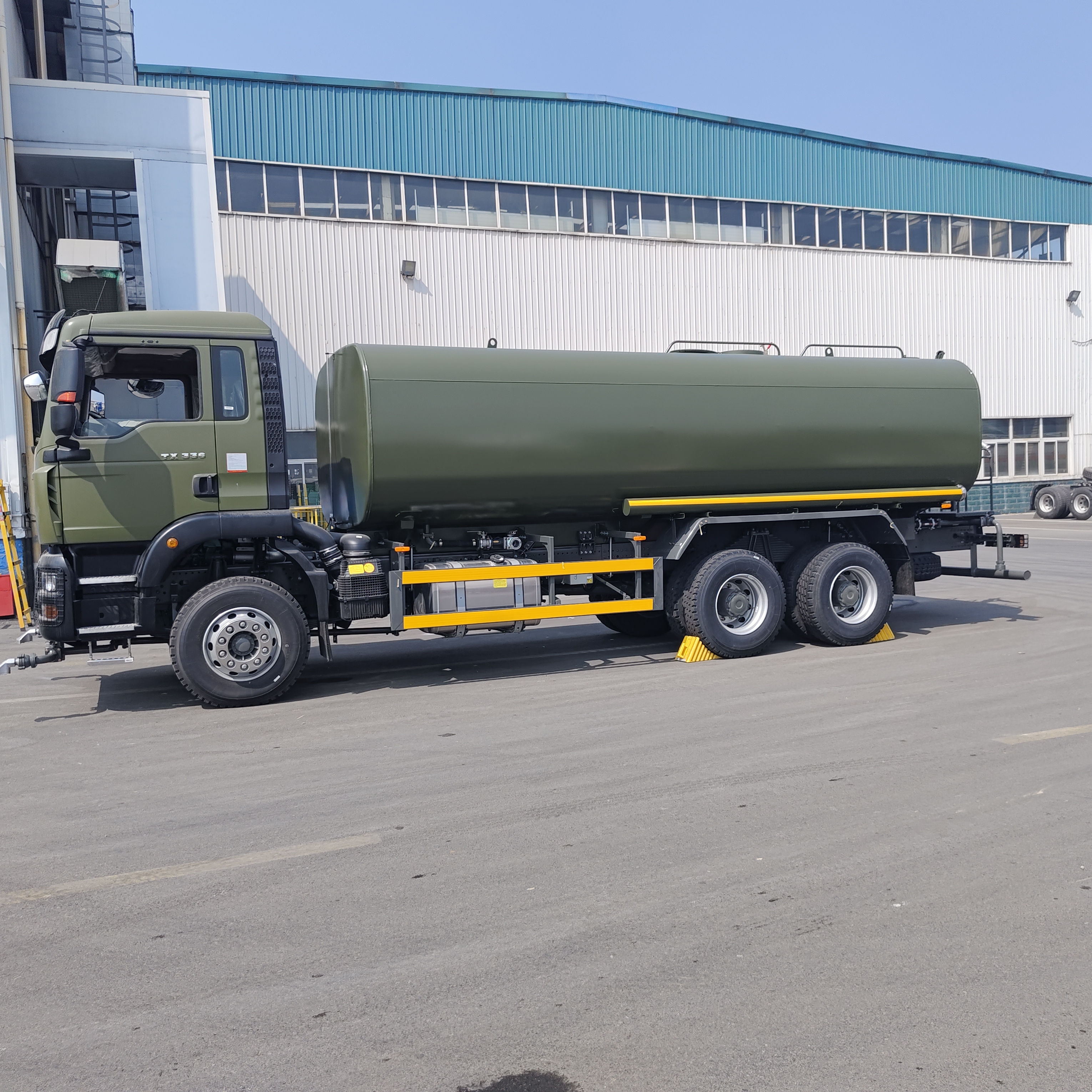 HOWO TX 6×4 Wassertankwagen mit 15–20 CBM Kapazität, Hochdruck-Kreiselwasserpumpe und verstärktem Tankkörper für Staubunterdrückung und kommunale Reinigung