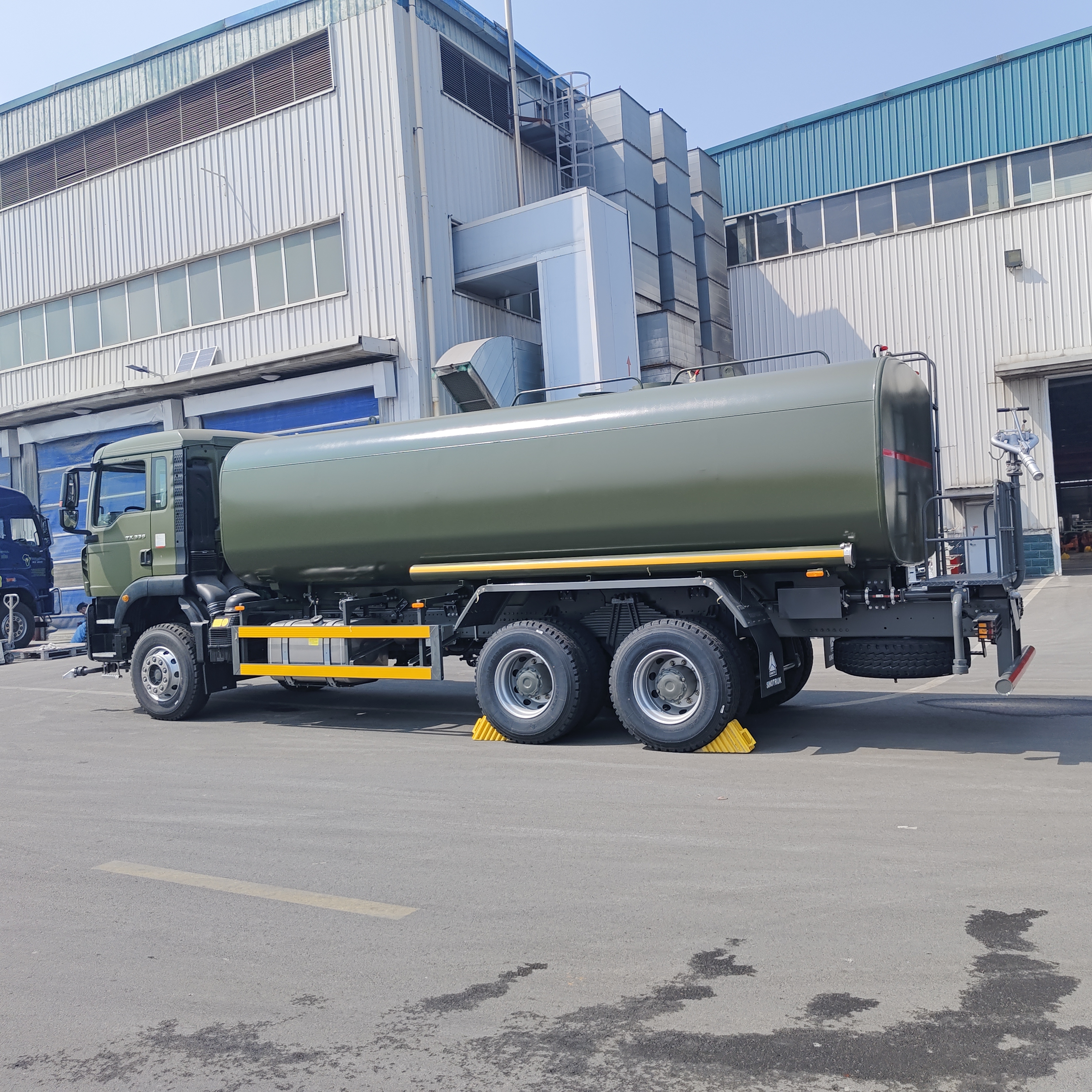 HOWO TX 6×4 Wassertankwagen mit 15–20 CBM Fassungsvermögen und Hochdruckwasserpumpe zur Staubkontrolle und Bewässerung