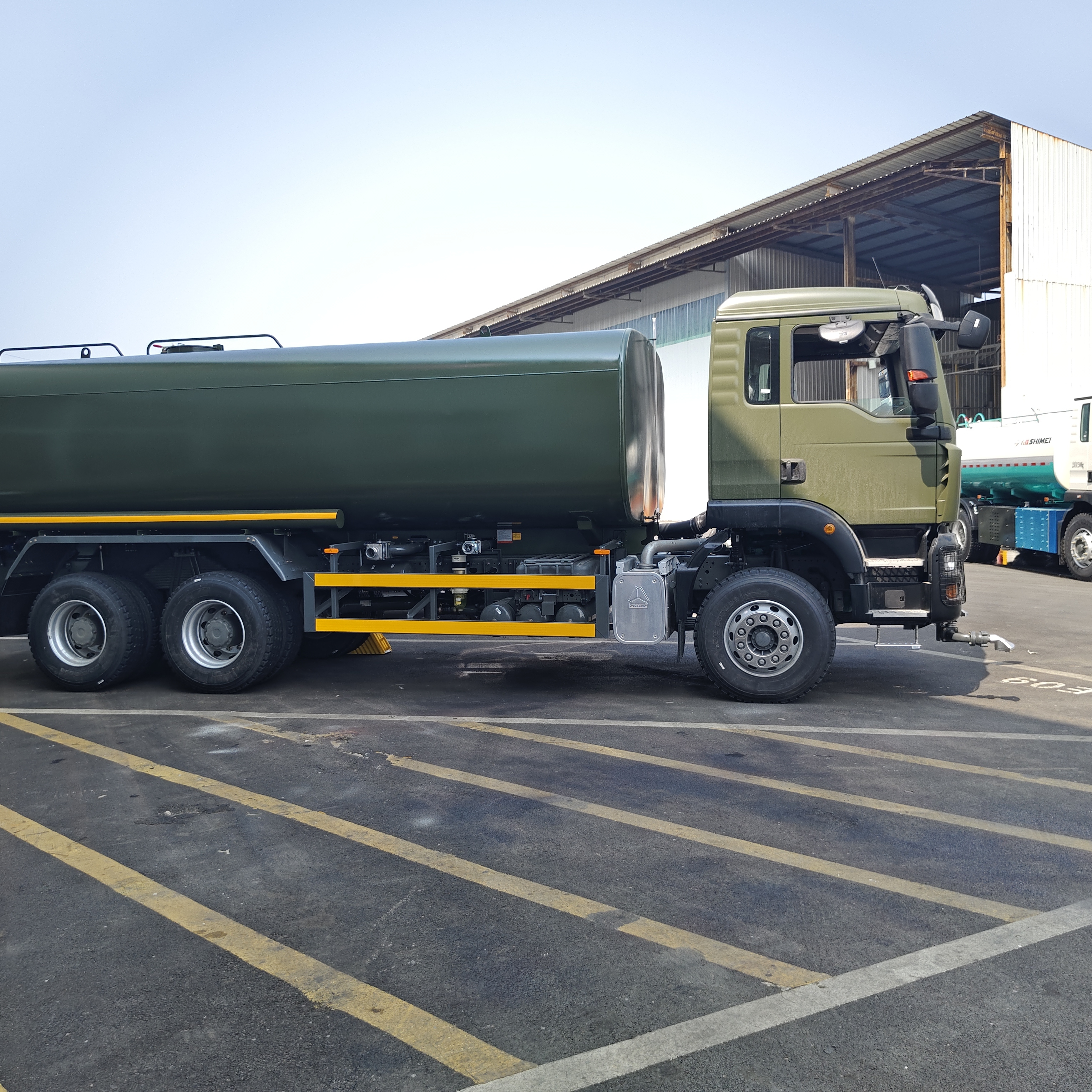 HOWO TX 6×4 Wassertankwagen mit 20 Tonnen Nutzlast und Euro 2-Abgasnorm zur Straßenstaubbekämpfung