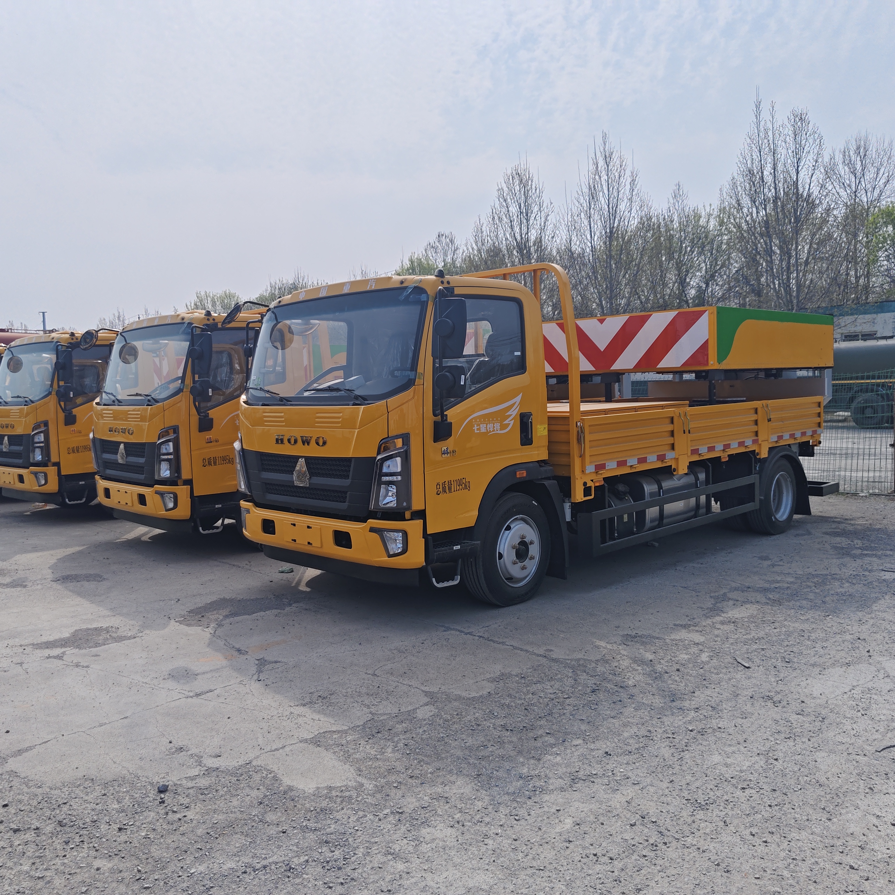HOWO 4×2 Dieselmotor-Absturzpolster mit hydraulischem Steuerungssystem und modularer Energieabsorptionskonstruktion für die Straßenverkehrssicherheit