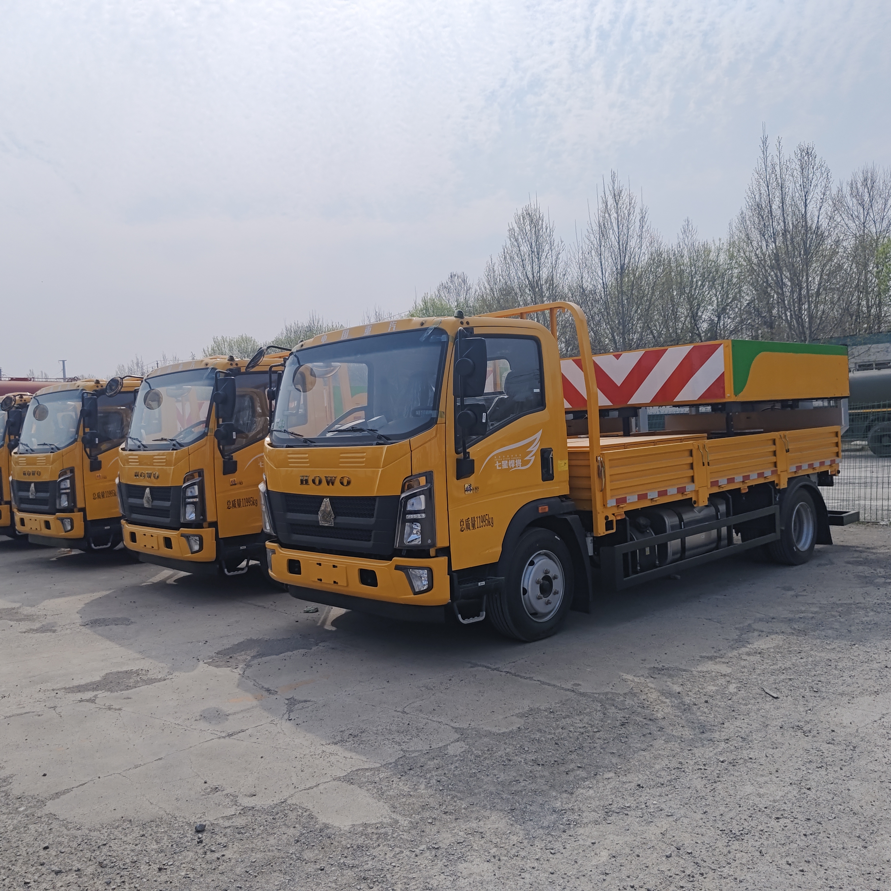 HOWO 4×2 Crash Cushion Truck mit leistungsstarker Energieabsorption und modularem Ersatzdesign für Verkehrssicherheit