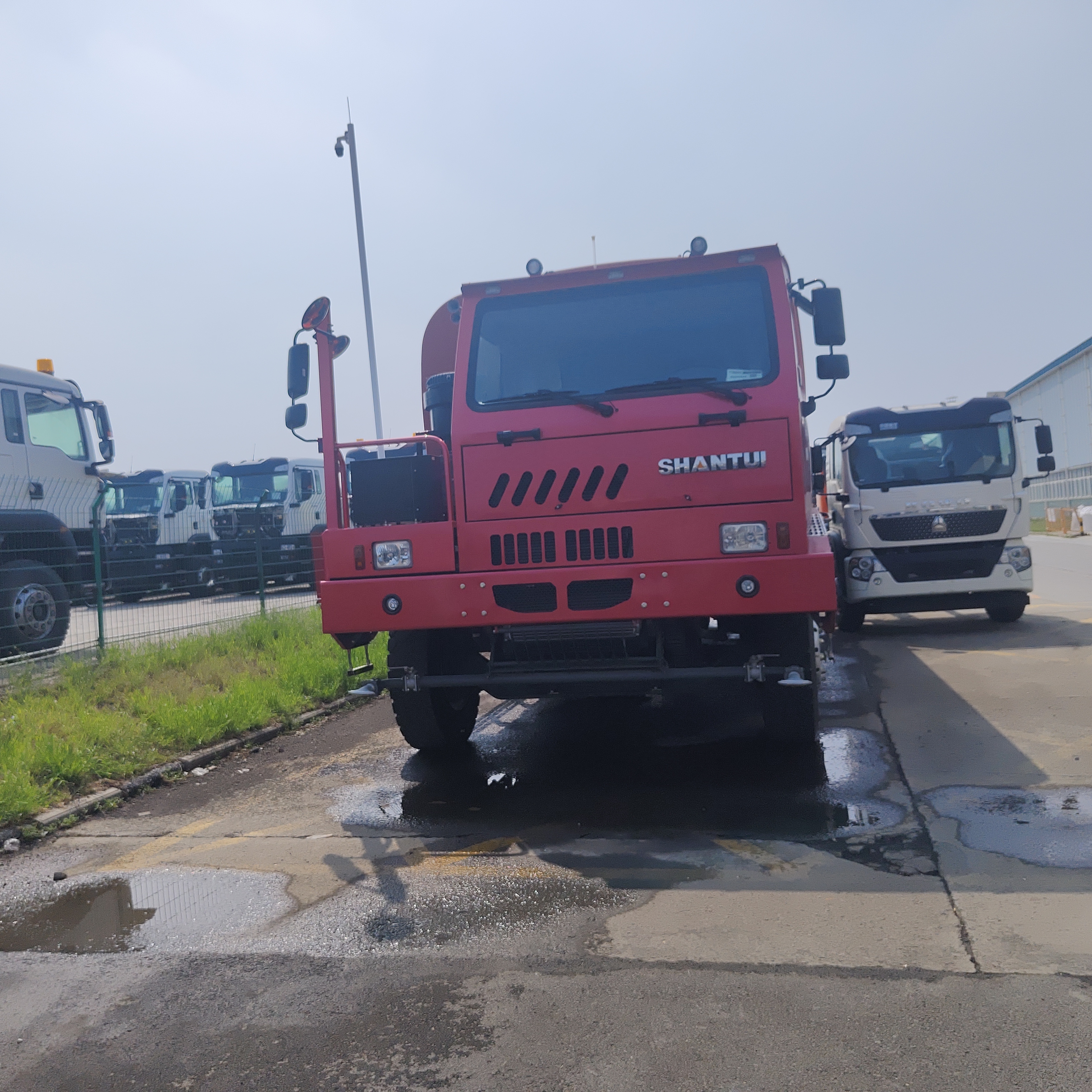 Shantui 6×4 Wassertankwagen mit 20.000 l – 35.000 l Fassungsvermögen und hochfestem Kohlenstoffstahltank für den Bergbau