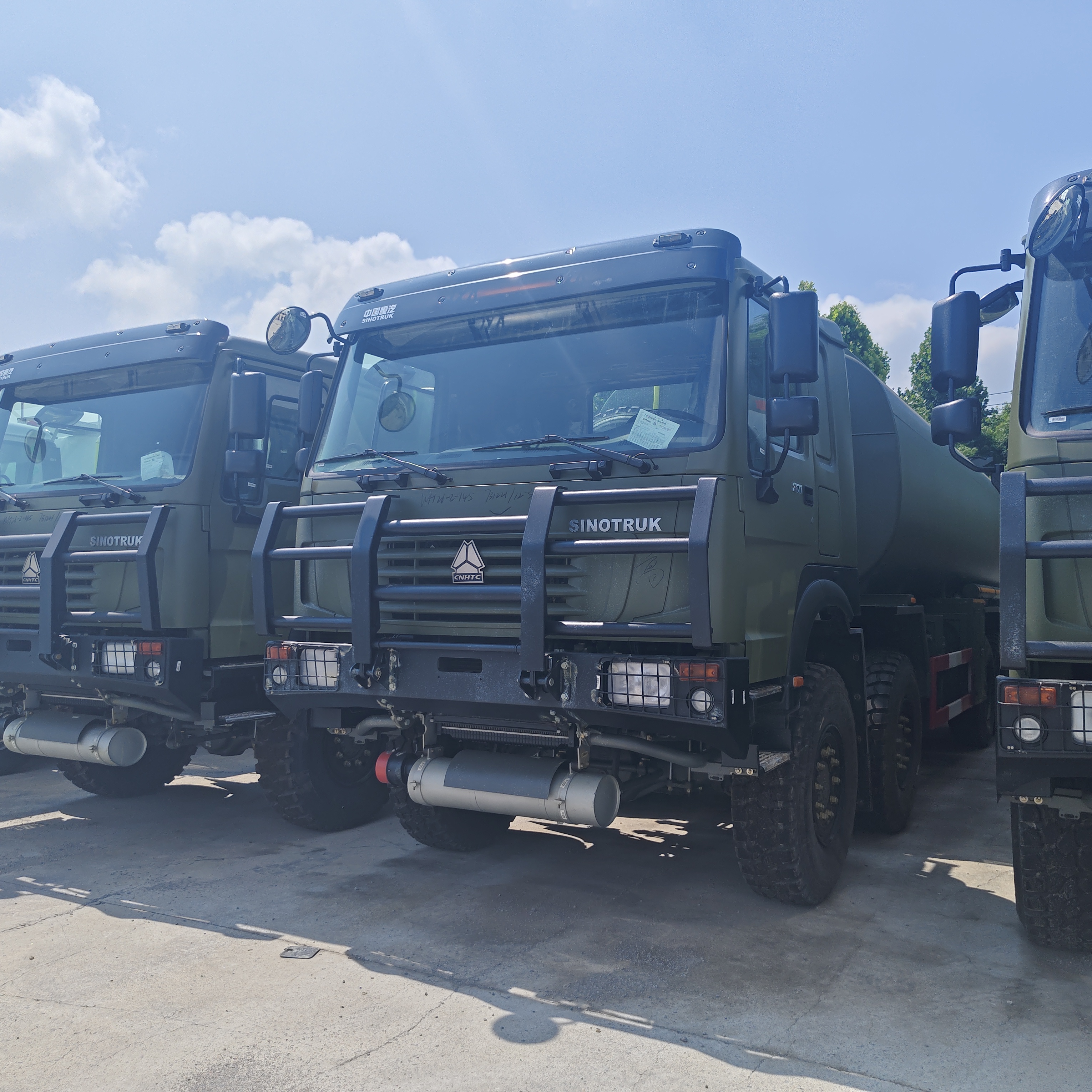 HOWO 8×8 50.000L-Kraftstofftankwagen mit 371-PS-Motor und 8×8-Allradantrieb für den Schwerlastkraftstofftransport