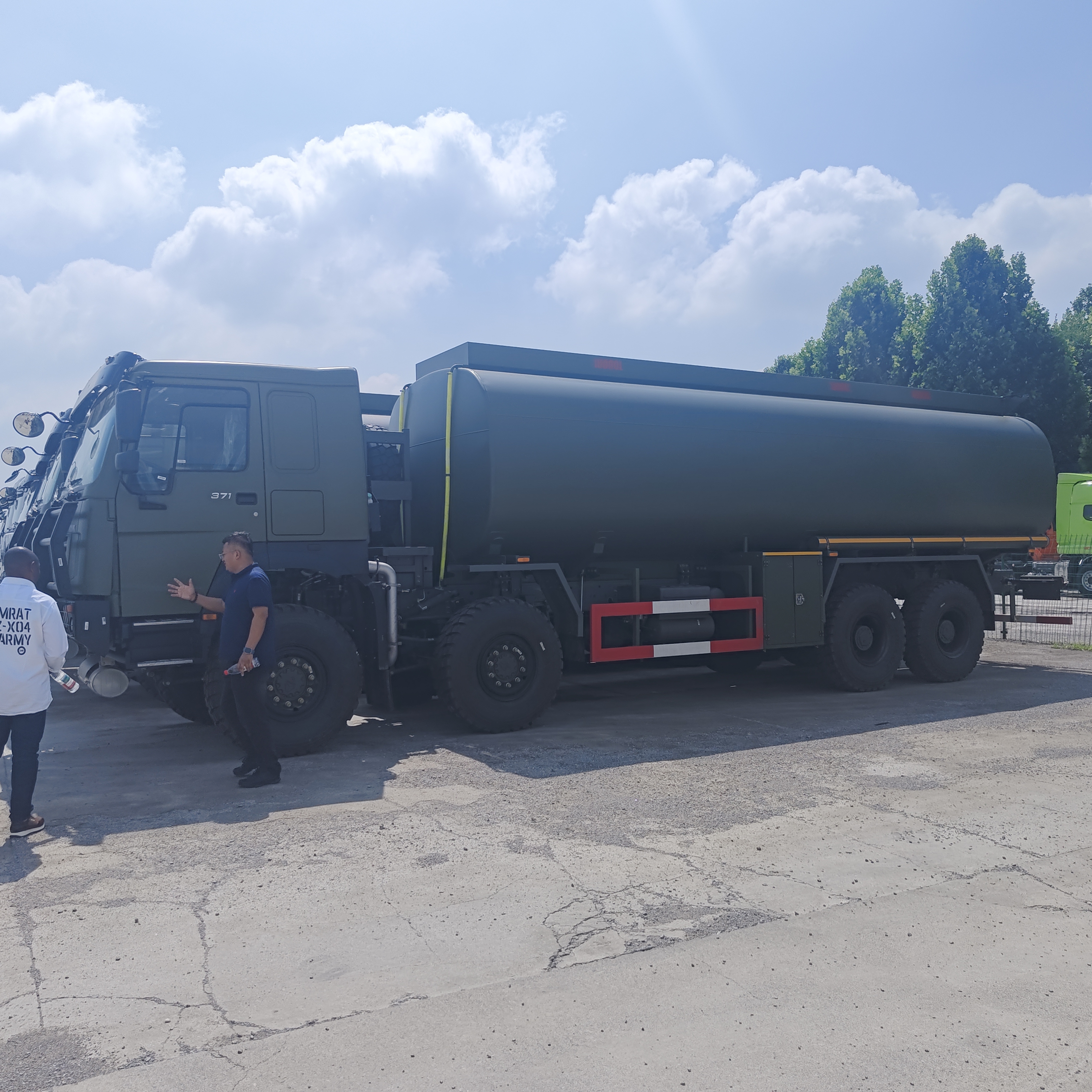 HOWO 8×8 45.000L-Kraftstofftankwagen mit 371-PS-Motor und 8×8-Allradantrieb für den schweren Kraftstofftransport