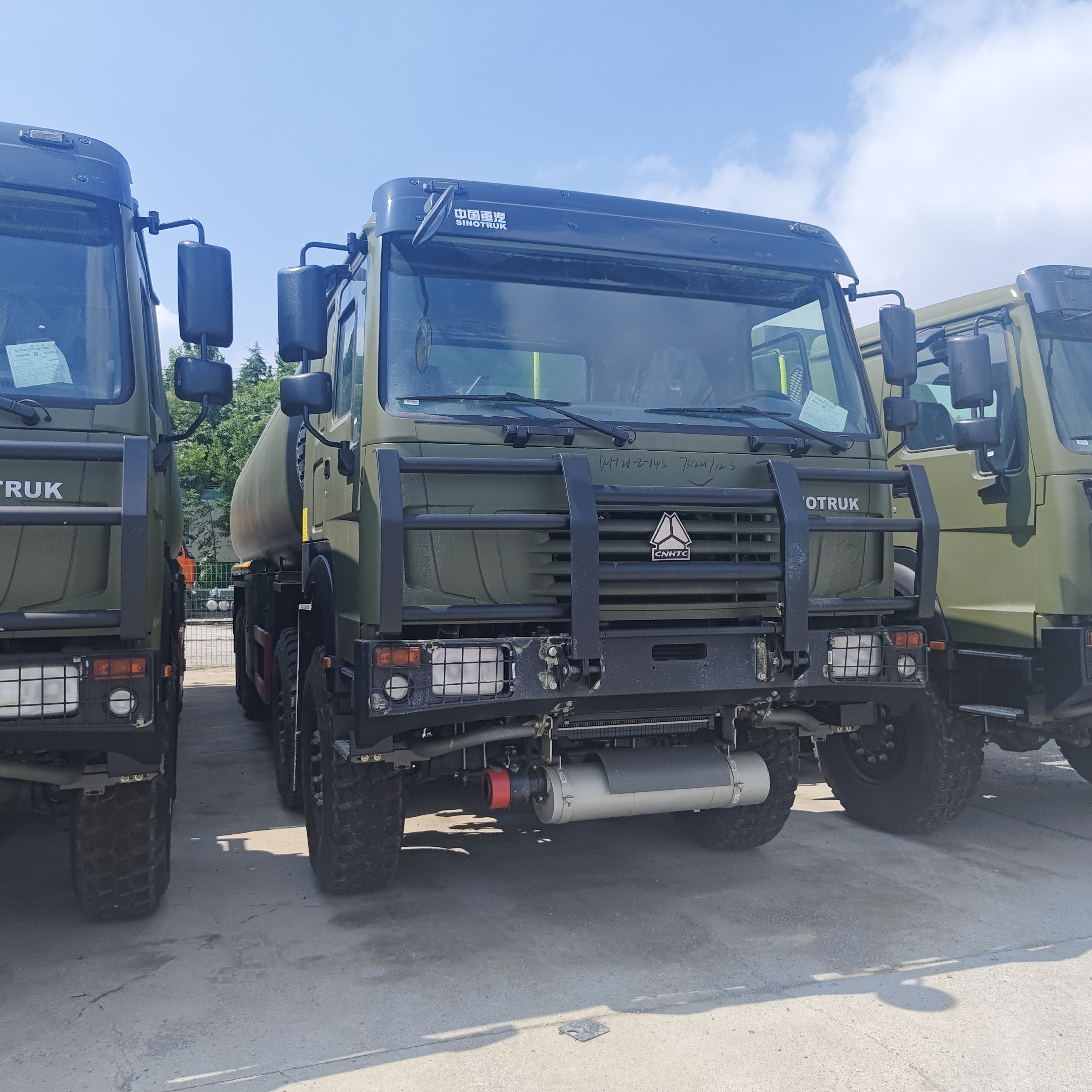 HOWO 8×8 40 000 L Kraftstoffbehälter mit 371 PS Motor und 8×8 Allradantrieb für den Transport schwerer Kraftstoffe