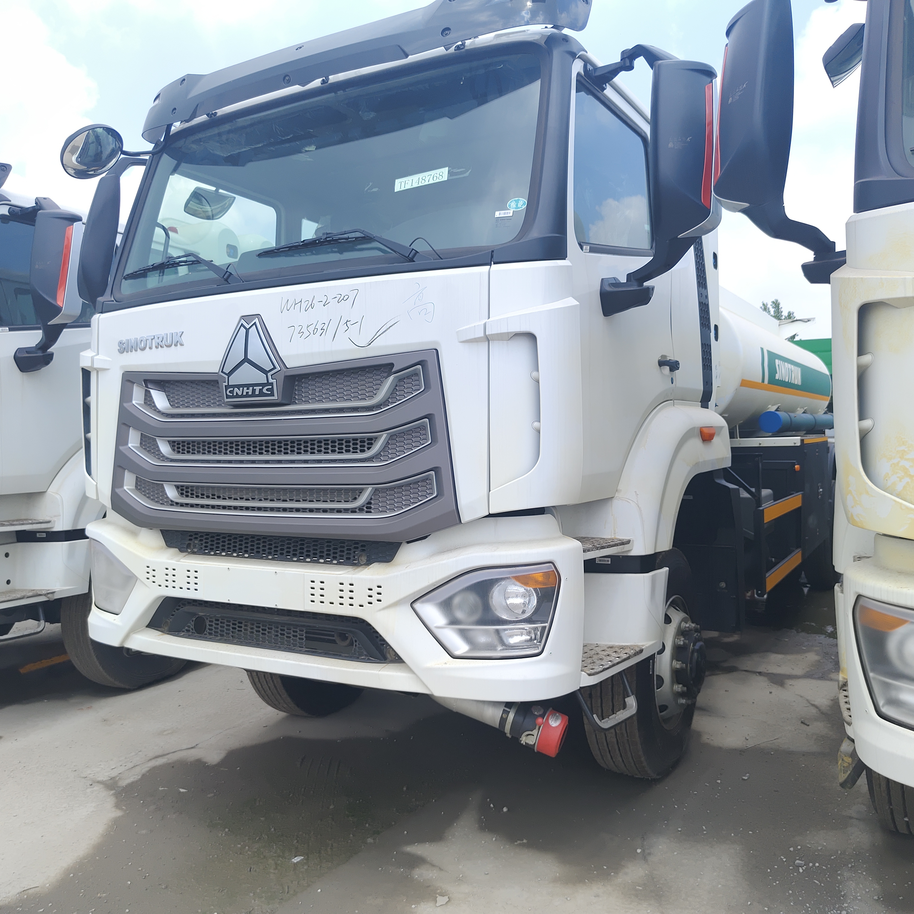 HOWO NX 6×4 CNG-Tankwagen mit 400 PS-Motor und einer Kapazität von 30.000 L für den Transport von Diesel und Benzin