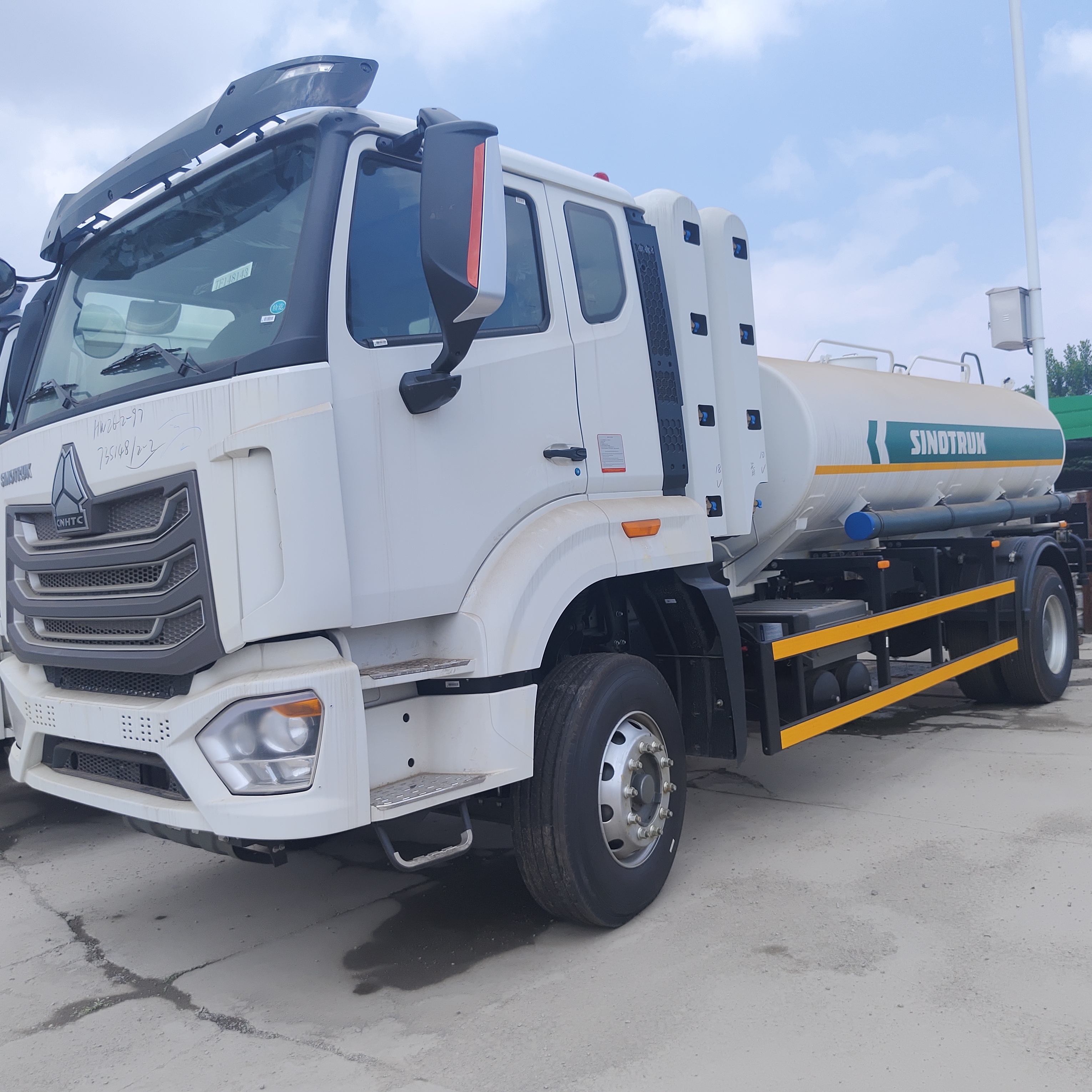 HOWO NX 6×4 CNG-Tankwagen mit 400 PS-Motor und 25 000 L Kraftstoffverteilungskapazität