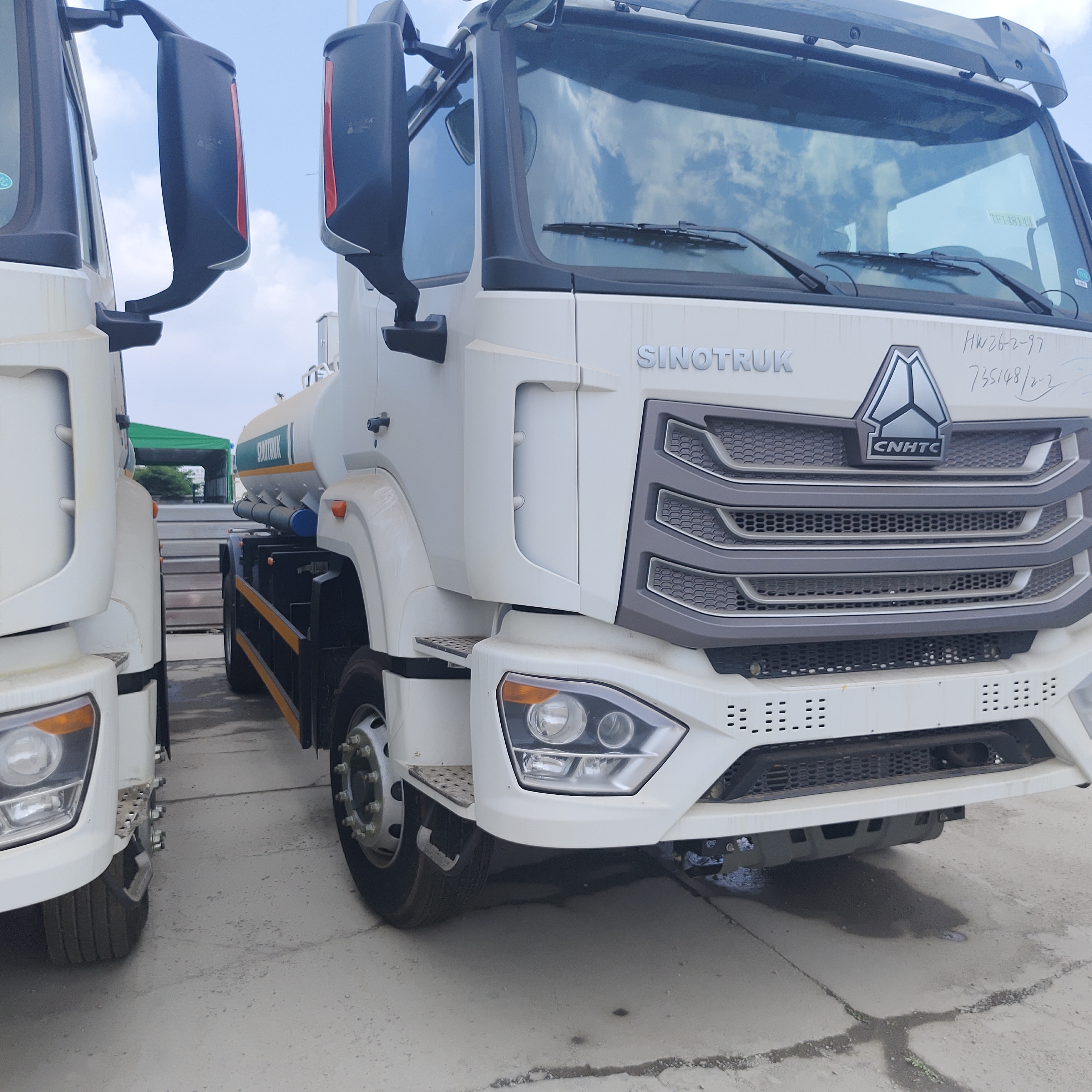 HOWO NX 6×4 CNG-Tankwagen mit 400 PS-Motor und 20 t Nutzlast für den Transport von Diesel und Benzin