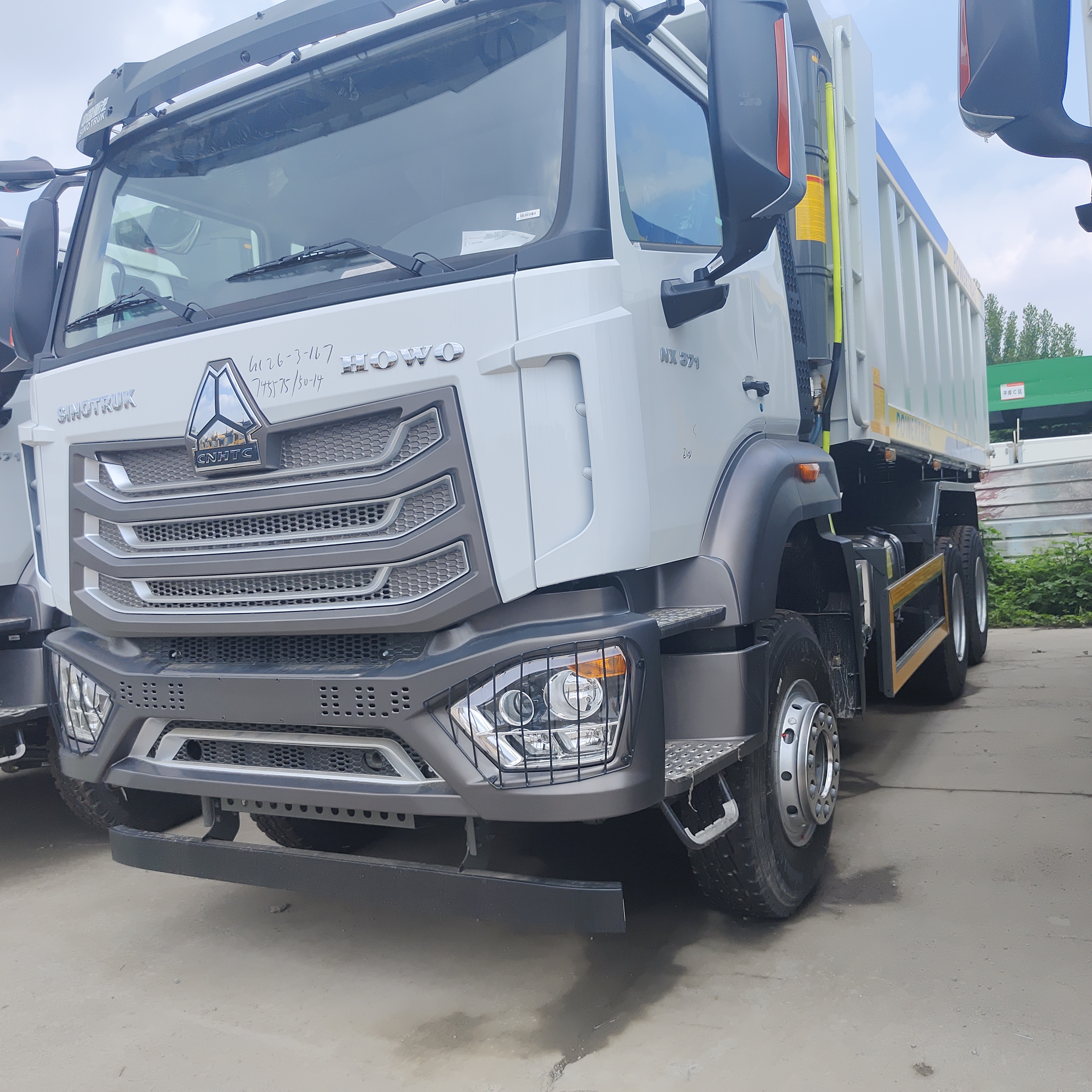 HOWO NX 6×4 Bergbaudump Truck mit 400 PS Motor und U-förmigen Dump-Körper für Schwerlasttransport