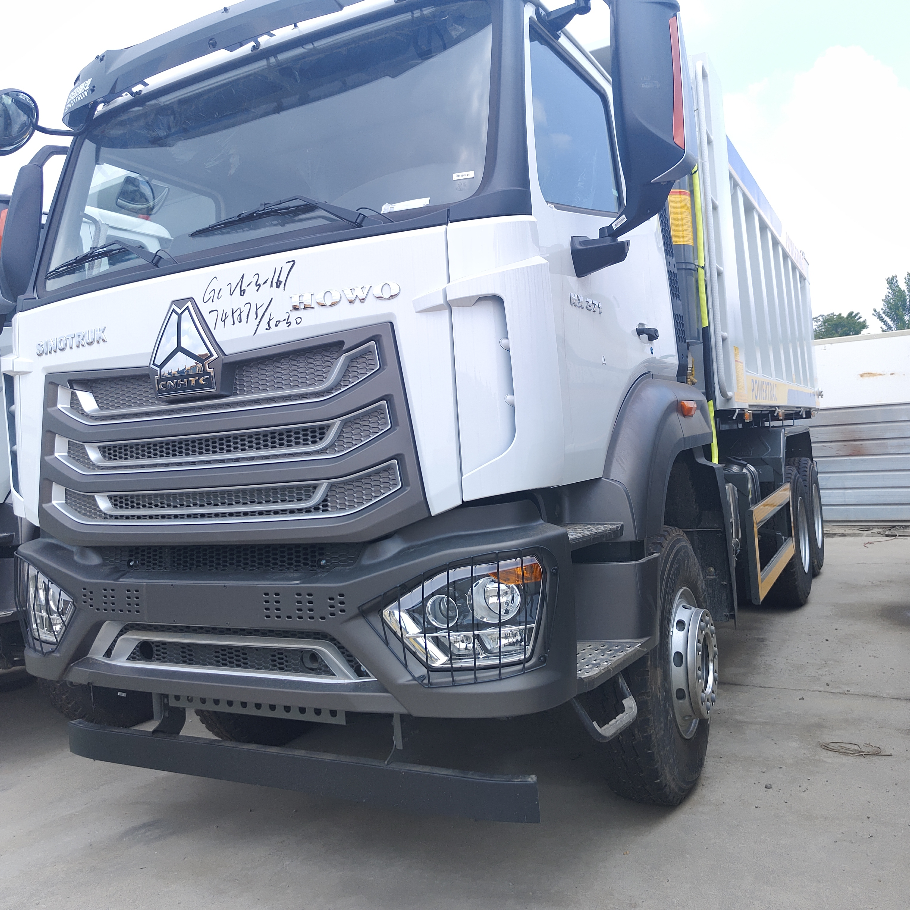 HOWO NX 6×4 Schwerlastdump Truck mit 400 PS Motor und 25-35 Tonnen Nutzlast für Bergbau und Bau
