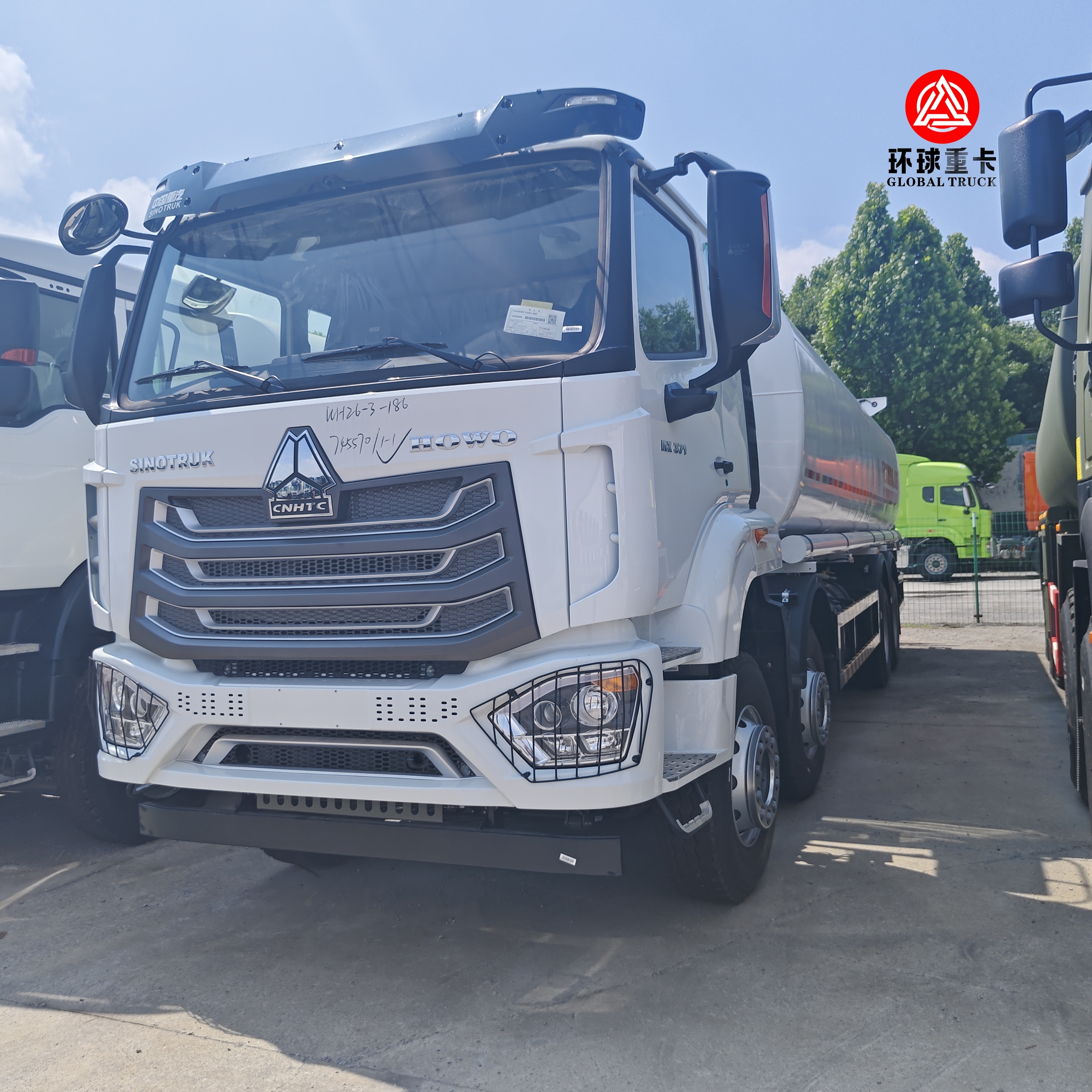 HOWO NX 8x4 30000L Kraftstoffbehälter für den Markt in Mosambik