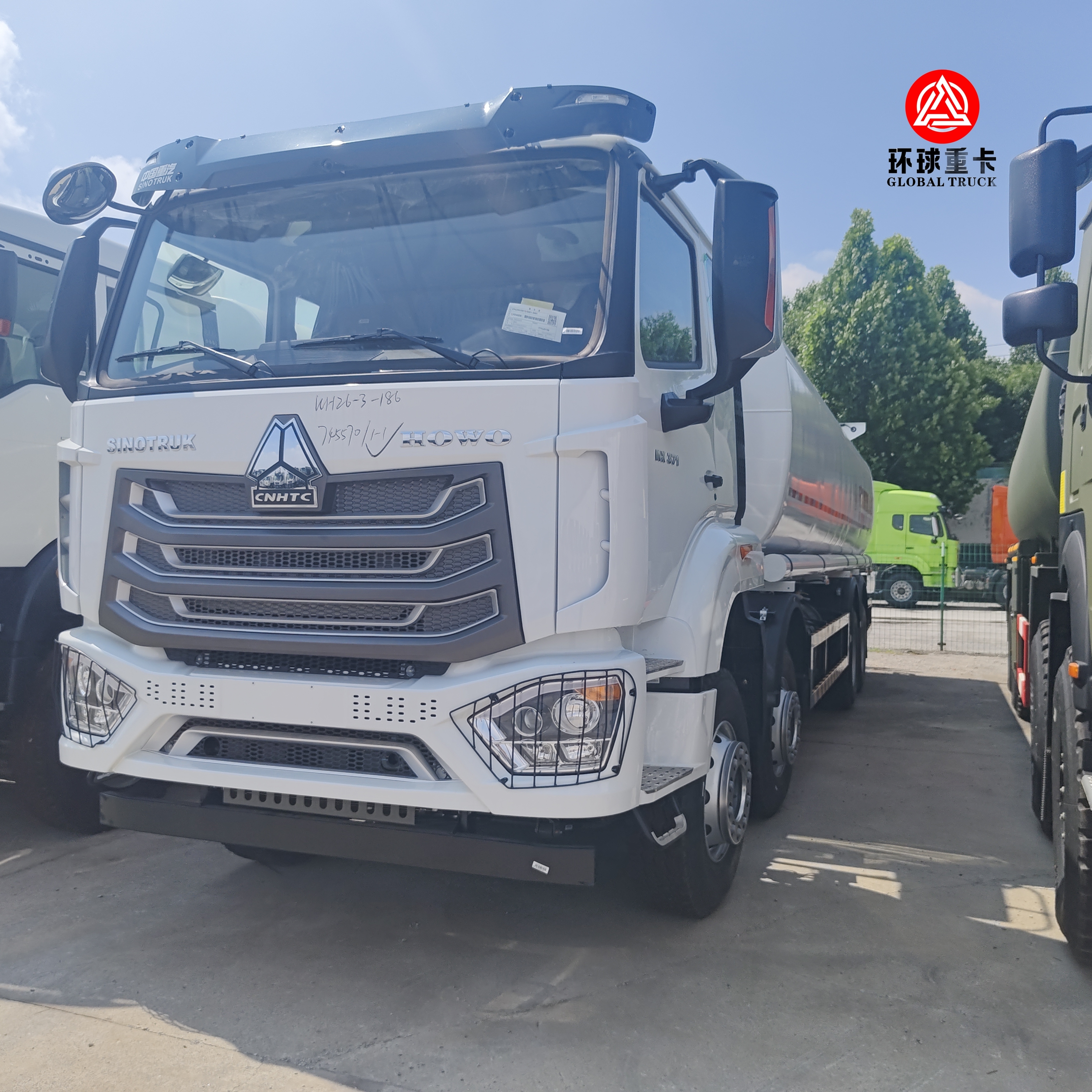 HOWO NX 8x4 30000L Kraftstofftankschwerkraftwagen Diesel Bowser-Lkw für den Transport von Kraftstoff in Kenia